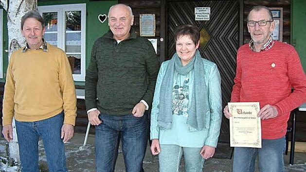 Vorsitzender Josef Schlee (l.) dankte den Geldspendern von der Fl&ouml;&szlig;ergemeinschaft mit Andreas Buckreus (Zweiter v. l.) an der Spitze sowie der Raiffeisenbank Wallenfels, vertreten durch Christa F&ouml;rner. Heinz Gleich (r.) wurde f&uuml;r 25-j&auml;hrige Vereinstreue ausgezeichnet.  Foto: Hans Franz