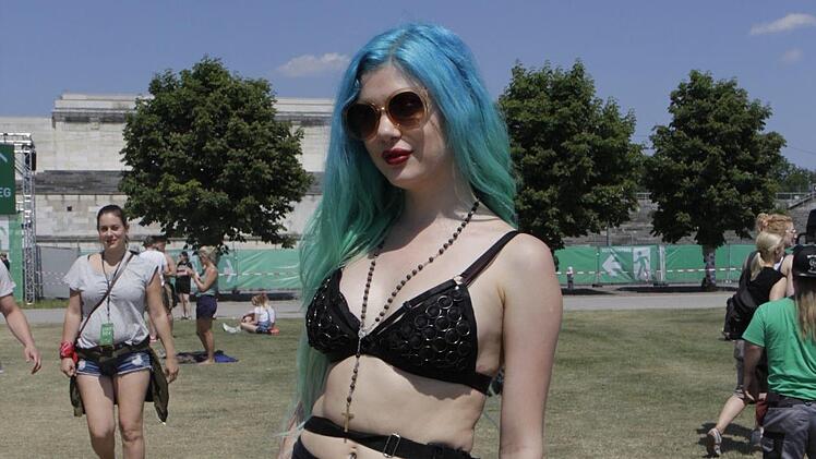 Bei 30 Grad braucht man wenig Kleidung - wie diese Parkrockerin in Nürnberg. Foto: Jennifer Brechtelsbauer