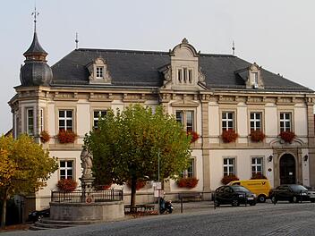 Das Rathaus in herbstlichen Farben.Fotos: G&uuml;nther Geiling