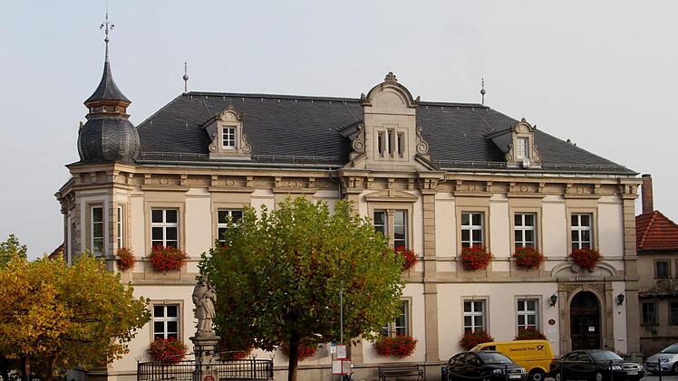Das Rathaus in herbstlichen Farben.Fotos: G&uuml;nther Geiling