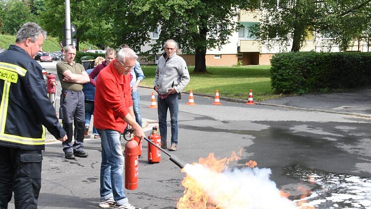 Mit dem Kohlendioxidlöscher werden die Flammen bekämpft.