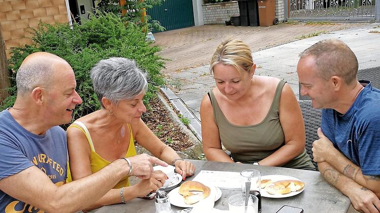 Alan, Karen, Alison und John (v. l.) studieren ihre Reiseroute. Foto: Blum