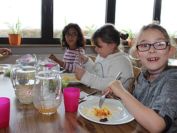 Kinder essen an der Grund- und Mittelschule Oberthulba gemeinsam zu Mittag.  Birgit Will