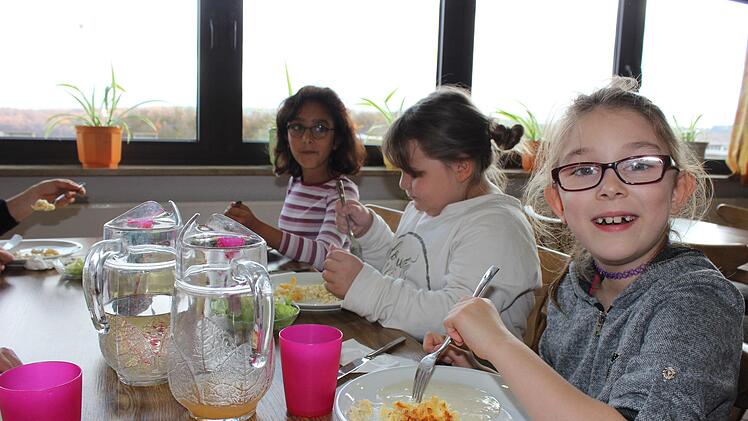Kinder essen an der Grund- und Mittelschule Oberthulba gemeinsam zu Mittag.  Birgit Will