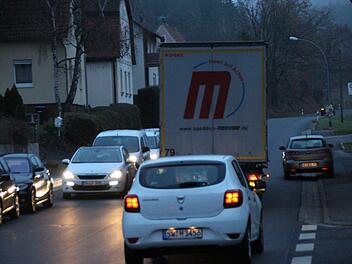 Im Feierabendverkehr geht es in Arnshausen auf der B286  oft eng zu. Benedikt Borst