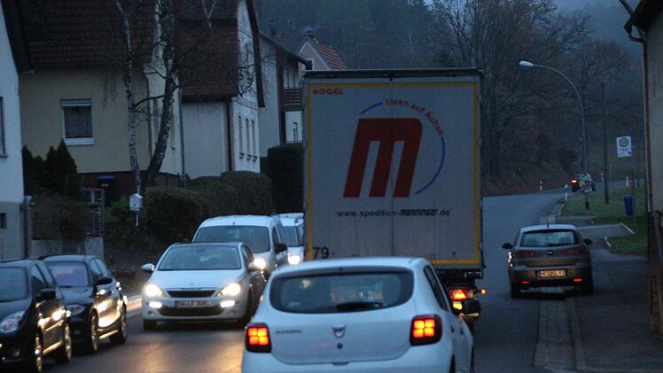 Im Feierabendverkehr geht es in Arnshausen auf der B286  oft eng zu. Benedikt Borst