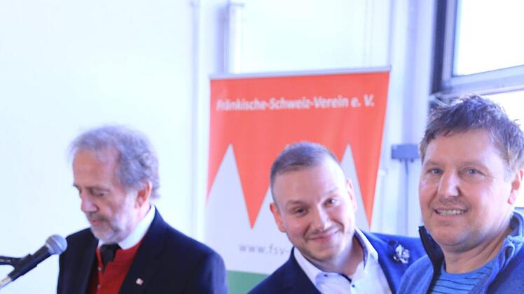 Reinhardt Glauber und Ulrich Meierhöfer zeichnen Johann Brütting aus. Foto: Franz Galster