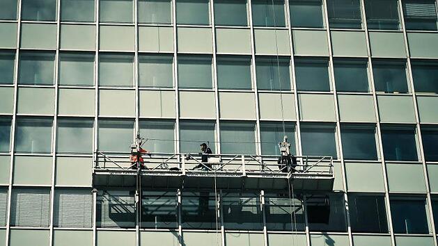 In 18 Metern H&ouml;he mussten zwei Reiniger in N&uuml;rnberg am Dienstagnachmittag ausharren. Symbolfoto: MichaelGaida / pixabay