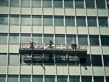 In 18 Metern Höhe mussten zwei Reiniger in Nürnberg am Dienstagnachmittag ausharren. Symbolfoto: MichaelGaida / pixabay