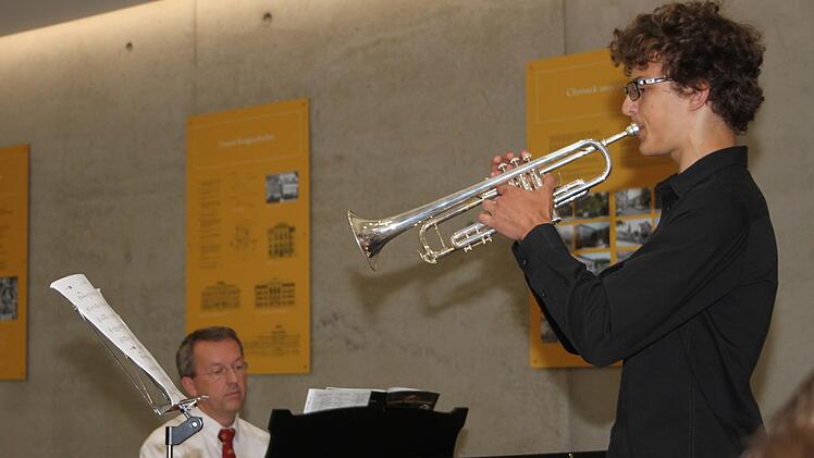 Lucas Nützel trat als erster Solist auf die Bühne. Er spielte "La Vaillance" von Georg Philipp Telemann.Sonny Adam