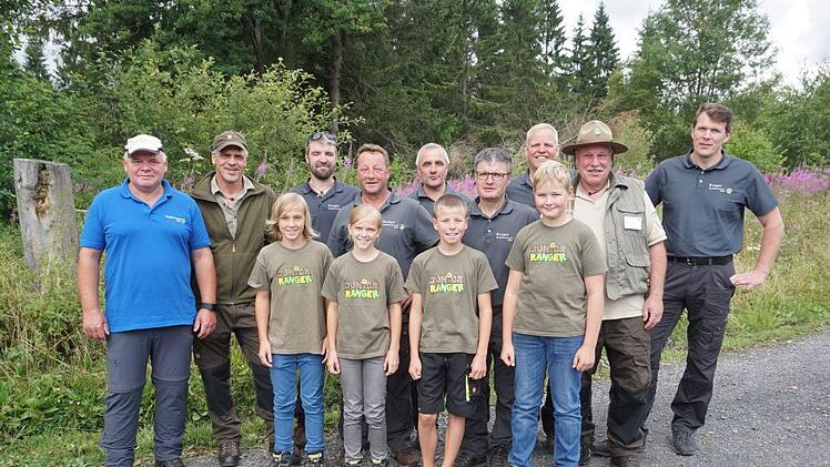 Die aktuell tätigen Ranger in der bayerischen, hessischen und  thüringischen Rhön mit den Juniorrangern aus Hessen. Marion Eckert