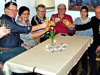 Inge Oertel (Fünfte von links) mit ihren Geburtstagsgästen. Rechts neben ihr Ehemann Ewald, Tochter Martina, Bürgermeister Hermann Anselstetter und Nichte Irmi Kamm Foto: Werner Reißaus
