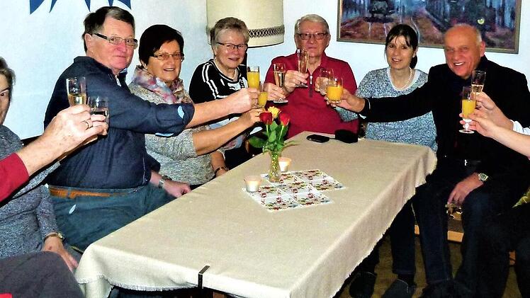 Inge Oertel (Fünfte von links) mit ihren Geburtstagsgästen. Rechts neben ihr Ehemann Ewald, Tochter Martina, Bürgermeister Hermann Anselstetter und Nichte Irmi Kamm Foto: Werner Reißaus