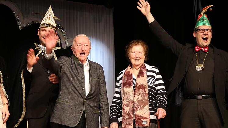 Zum Seniorenprinzenpaar proklamierte Bürgermeister Roland Wolfrum (rechts) mit (von links) Prinzessin Melissa I. und Prinz Marcel I. am Samstag Rudi I. (Graß) und Anna I. (Sesselmann). Foto: Klaus Klaschka