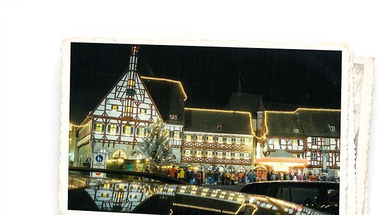 1997 wurde das Frechshaus (rechts vom Rathaus) mit einer Lichterkette in den Adventskalender eingebunden.  Fotos: Hans Grün; Grafik: Adobe Stock, Jessica Zapf