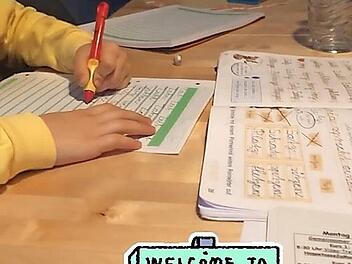 Manche Mütter versuchen es mit Humor zu nehmen: Homeschooling am Küchentisch. Foto: Screenshot Lehmann