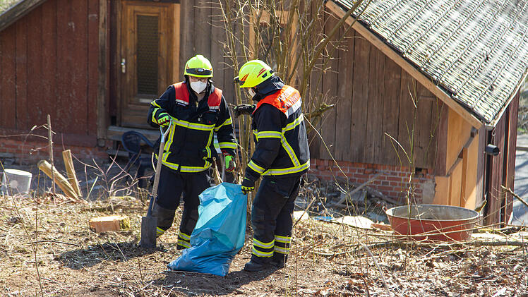 Rödental: Ältere Dame findet ihren Augenarzt nicht und fährt über Wendehammer hinaus: Auto landet auf dem Dach