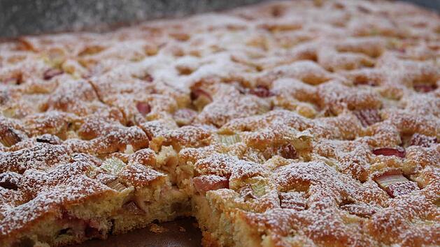 Saftiger Rhabarberkuchen: Einfaches Blechkuchen-Rezept für den Frühling