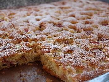 Saftiger Rhabarberkuchen: Einfaches Blechkuchen-Rezept für den Frühling