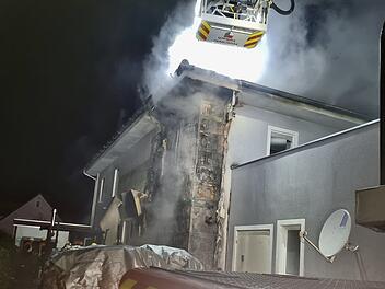 Wohnhausbrand im Kreis Kitzingen: Schuppen in Vollbrand - über 100 Feuerwehrleute im Einsatz