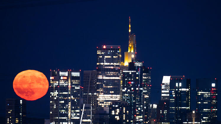 Erdbeermond über Frankfurt am Main