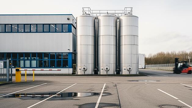 Fabrik, Produktion, Fertigung, Herstellung, Industriehalle, Unternehmen, Firma, Betrieb, Werk, Standort