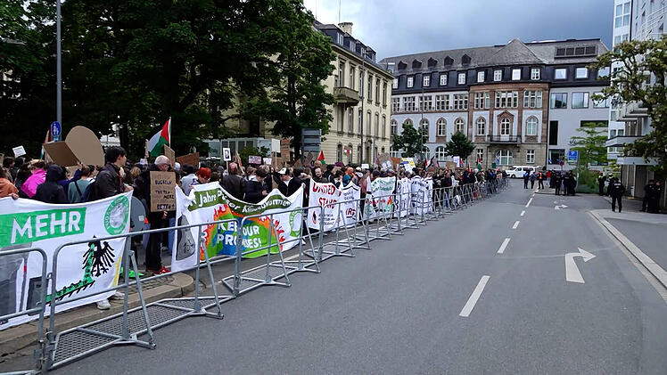 Vor dem Katholikentag in W&uuml;rzburg: Hunderte Menschen demonstrieren gegen Bundeskanzler Merz