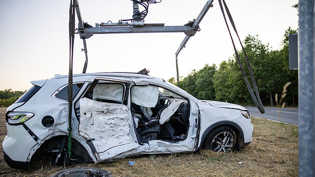 Mehrere Personen erlitten bei dem Zusammensto&szlig; teilweise schwere Verletzungen. Von den Autos blieb nicht viel &uuml;brig.