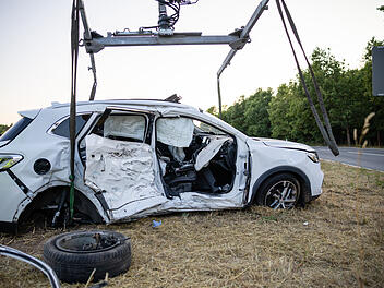 Mehrere Personen erlitten bei dem Zusammensto&szlig; teilweise schwere Verletzungen. Von den Autos blieb nicht viel &uuml;brig.