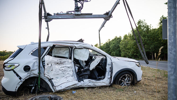 Mehrere Personen erlitten bei dem Zusammensto&szlig; teilweise schwere Verletzungen. Von den Autos blieb nicht viel &uuml;brig.