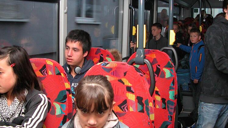 Man muss nicht wirklich zum Fenster hinausschauen: Marcel (sitzend) aus Wermerichshausen ist pro Tag drei Stunden unterwegs, wenn er zur Schule und wieder nach Hause kommen will.  Foto: Thomas Ahnert