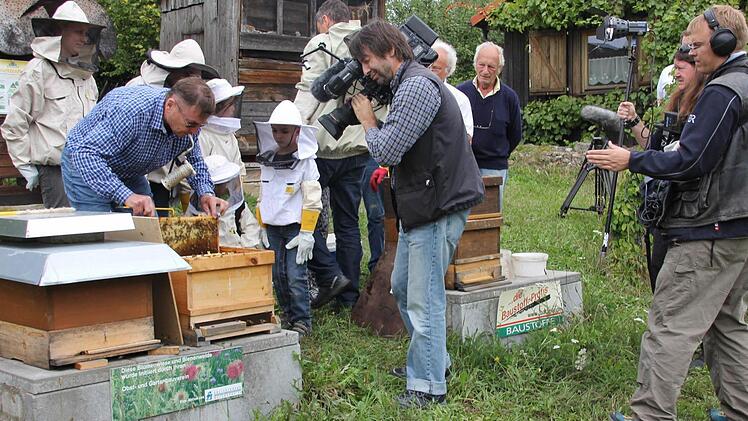 Den Imkern auf die Finger schaute das Fernsehteam.