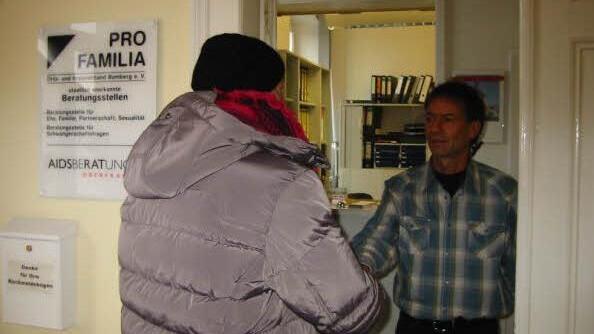 Georg Huber empfängt Peter Schmitt (Name geändert).  Foto: Petra Mayer