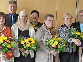 Glückwünsche gab es für langjährige Klinikumsmitarbeiter. Unser Bild zeigt (von links) Landrat Klaus Peter Söllner, Fritz Walter, Brigitte Kornetzke, Andreas Hacker, Katja Vorndran, Karin Amstätter, Karola Nikol, Gabriela Friedrich, Personalratsvorsitzenden Frank Wilzok, Pflegedienstleiterin Franziska Schlegel, die neue Klinikums-Chefin Brigitte Angermann und Oberbürgermeister Henry Schramm. Foto: Sonja Adam