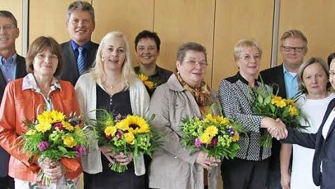 Glückwünsche gab es für langjährige Klinikumsmitarbeiter. Unser Bild zeigt (von links) Landrat Klaus Peter Söllner, Fritz Walter, Brigitte Kornetzke, Andreas Hacker, Katja Vorndran, Karin Amstätter, Karola Nikol, Gabriela Friedrich, Personalratsvorsitzenden Frank Wilzok, Pflegedienstleiterin Franziska Schlegel, die neue Klinikums-Chefin Brigitte Angermann und Oberbürgermeister Henry Schramm. Foto: Sonja Adam