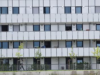 Freier Blick ins Gärtnerland: Trotz aufwändiger Ausstattung leidet das viergeschossige Appartementhaus der der Baugenossenschaft Stadt und Landkreis Bamberg an Nachfragemangel. Auch die teuer errichtete Tiefgarage ist weitgehend ungenutzt.  Foto: Ronald Rinklef