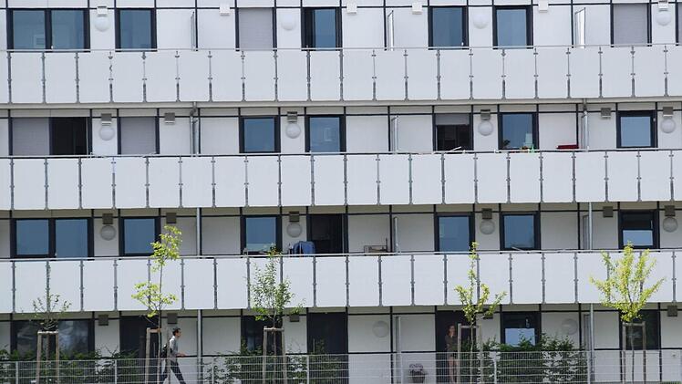 Freier Blick ins Gärtnerland: Trotz aufwändiger Ausstattung leidet das viergeschossige Appartementhaus der der Baugenossenschaft Stadt und Landkreis Bamberg an Nachfragemangel. Auch die teuer errichtete Tiefgarage ist weitgehend ungenutzt.  Foto: Ronald Rinklef