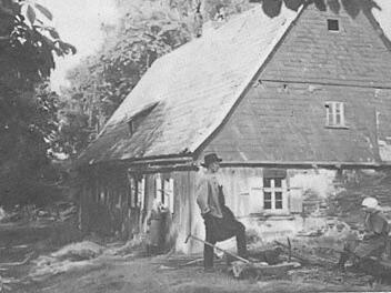 Auf dem Foto ist der Güldenstein als ein stattliches Anwesen zu sehen. Der Brotbackofen stand außerhalb des Hauses. Lebenswichtig war der Felsenkeller mit der Wasserquelle. Der Keller und der Wasserabflussgraben sind noch relativ gut erhalten. Foto und Repro: Siegfried Sesselmann
