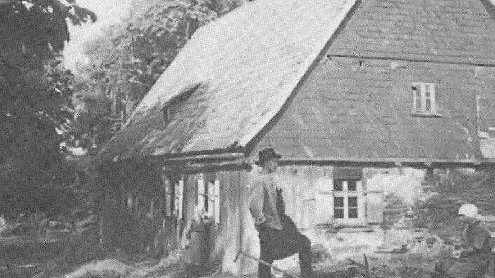 Auf dem Foto ist der Güldenstein als ein stattliches Anwesen zu sehen. Der Brotbackofen stand außerhalb des Hauses. Lebenswichtig war der Felsenkeller mit der Wasserquelle. Der Keller und der Wasserabflussgraben sind noch relativ gut erhalten. Foto und Repro: Siegfried Sesselmann