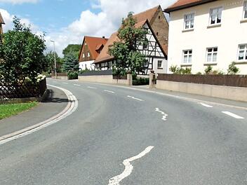 Der Mittelstreifen fährt in Weingarts Schlangenlinien.  Foto: map