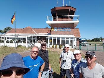 Natürlich gehört auch das dazu: Ein Selfie mit dem Smartphone am Flugplatz Langeoog (von links): Christian Schön, Peter Volz, Wolfgang Feller, Herman Deutschenbaur, Norbert Krämer und Alois Zöllner.  Christian Schön