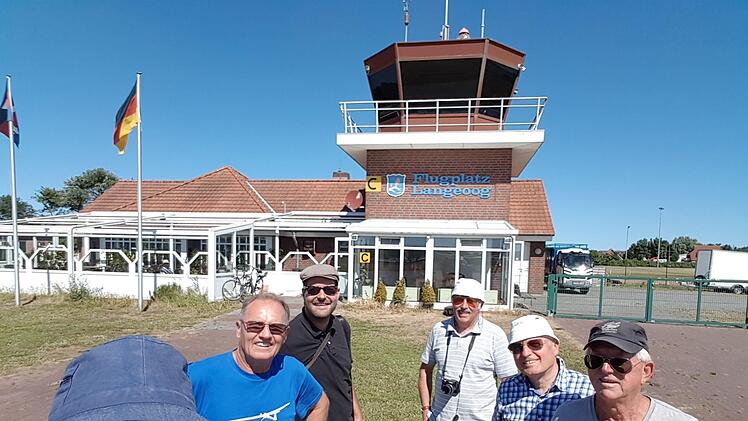 Natürlich gehört auch das dazu: Ein Selfie mit dem Smartphone am Flugplatz Langeoog (von links): Christian Schön, Peter Volz, Wolfgang Feller, Herman Deutschenbaur, Norbert Krämer und Alois Zöllner.  Christian Schön