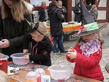 Die jüngsten Besucher beschäftigten sich mit Gruselschleim.  Foto: Sänger