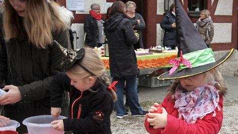 Die jüngsten Besucher beschäftigten sich mit Gruselschleim.  Foto: Sänger