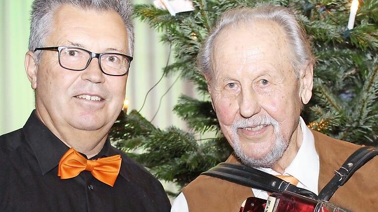 Vorsitzender Gerhard Schmidt (links) dankte Paul Kleinlein.