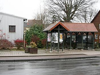 Die bisherige Bushaltestelle an der Hauptstraße in Geroda soll verlegt werden. Foto: Gabriele Sell
