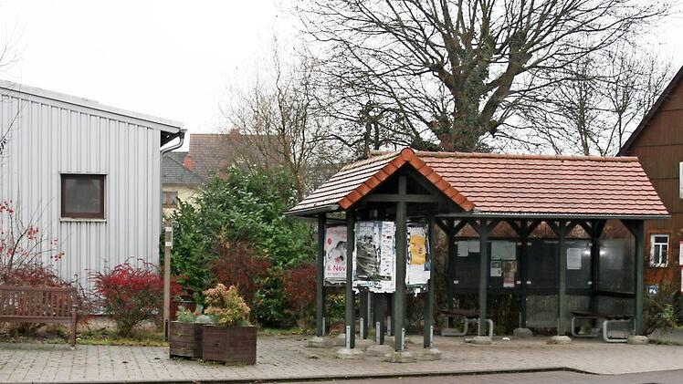 Die bisherige Bushaltestelle an der Hauptstraße in Geroda soll verlegt werden. Foto: Gabriele Sell