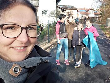 Ramona Pöhlmann (links) beim sog. Plogging, das Müllsammeln und Jogging verbindet.