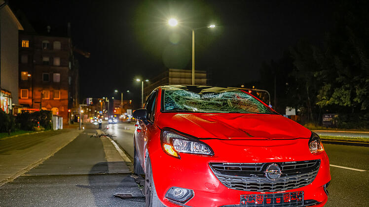 Fahrrad kollidiert mit Auto bei Verkehrsunfall in N&uuml;rnberg