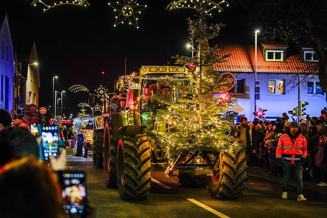 Liebevoll geschmückte und beleuchtete Traktoren gab es zu bestaunen.